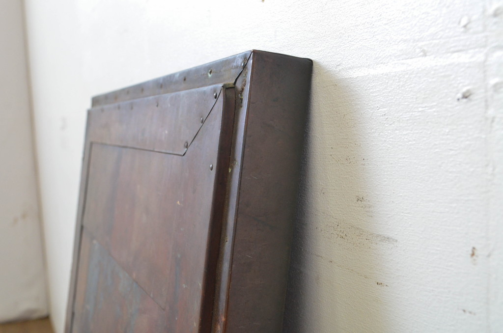 アンティーク建具　激レア　希少!　銅板張りの打ち出し細工が懐かしい雰囲気を醸し出す冷蔵庫の扉1枚(ドア)(R-064311)