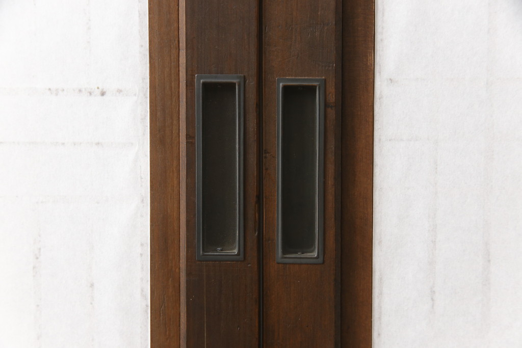【セミオーダー家具実例】障子帯戸2枚に高品質リペア!戸枠に合わせたサイズにリサイズし、戸首調整、戸車・引手金具を取り付け。プラスチック障子紙に張り替え。現状に近しい色味に着色して仕上げました。(引き戸)