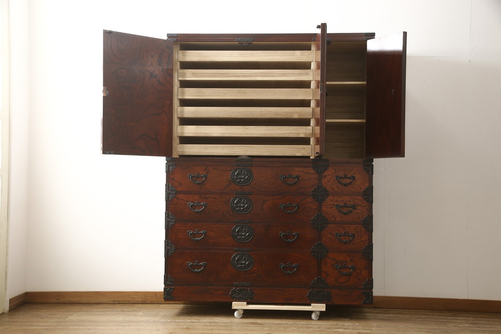 中古　美品　岩谷堂箪笥　北国2号　重厚な雰囲気の収納棚付き衣装箪笥(整理タンス、和タンス、引き出し、上下バラ売り可能)(定価約96万円)(R-059256)
