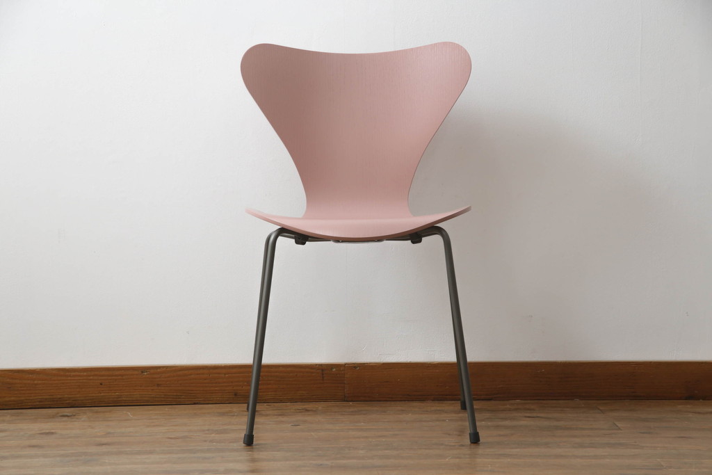 中古　新品同様!!　FRITZ HANSEN(フリッツハンセン)　SERIES 7(セブンチェア)　fh-3107ca-635　カラードアッシュ　ワイルドローズ(WILD ROSE)　北欧モダンなお部屋におすすめ!シャープな脚がお洒落なダイニングチェア(板座チェア、椅子、イス)(定価約7万円)(R-066554)