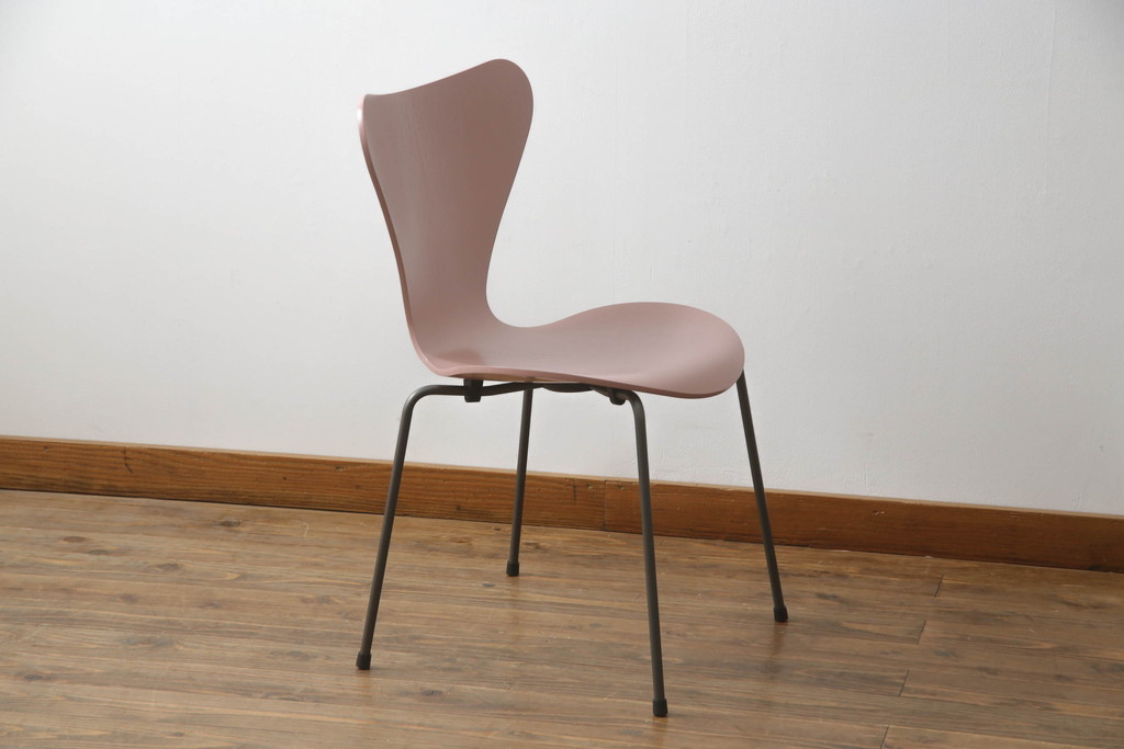 中古　新品同様!!　FRITZ HANSEN(フリッツハンセン)　SERIES 7(セブンチェア)　fh-3107ca-635　カラードアッシュ　ワイルドローズ(WILD ROSE)　北欧モダンなお部屋におすすめ!シャープな脚がお洒落なダイニングチェア(板座チェア、椅子、イス)(定価約7万円)(R-066554)