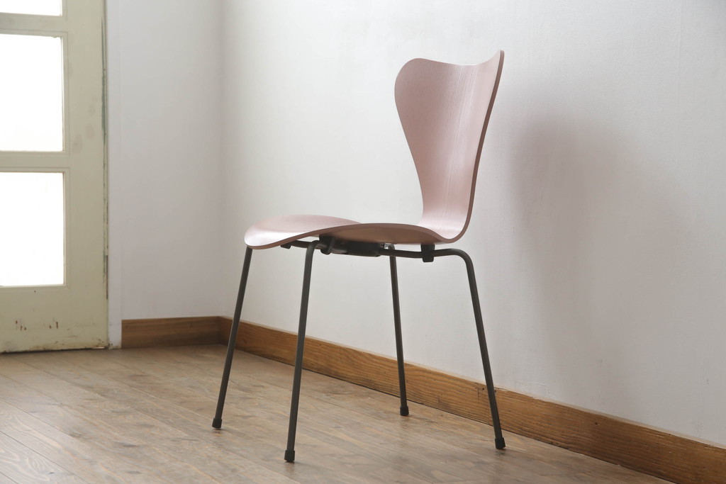 中古　新品同様!!　FRITZ HANSEN(フリッツハンセン)　SERIES 7(セブンチェア)　fh-3107ca-635　カラードアッシュ　ワイルドローズ(WILD ROSE)　北欧モダンなお部屋におすすめ!シャープな脚がお洒落なダイニングチェア(板座チェア、椅子、イス)(定価約7万円)(R-066554)