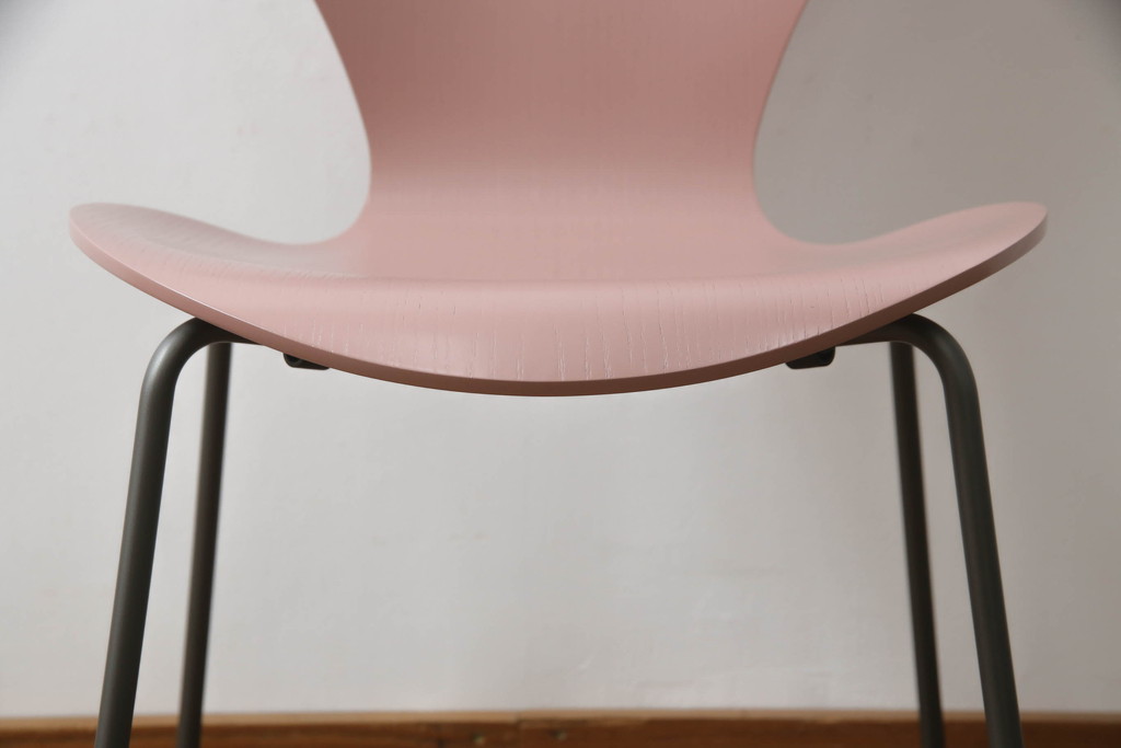 中古　新品同様!!　FRITZ HANSEN(フリッツハンセン)　SERIES 7(セブンチェア)　fh-3107ca-635　カラードアッシュ　ワイルドローズ(WILD ROSE)　北欧モダンなお部屋におすすめ!シャープな脚がお洒落なダイニングチェア(板座チェア、椅子、イス)(定価約7万円)(R-066554)