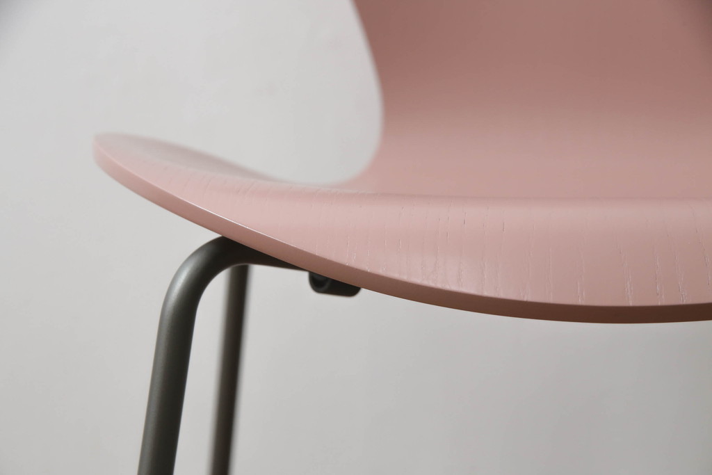 中古　新品同様!!　FRITZ HANSEN(フリッツハンセン)　SERIES 7(セブンチェア)　fh-3107ca-635　カラードアッシュ　ワイルドローズ(WILD ROSE)　北欧モダンなお部屋におすすめ!シャープな脚がお洒落なダイニングチェア(板座チェア、椅子、イス)(定価約7万円)(R-066554)