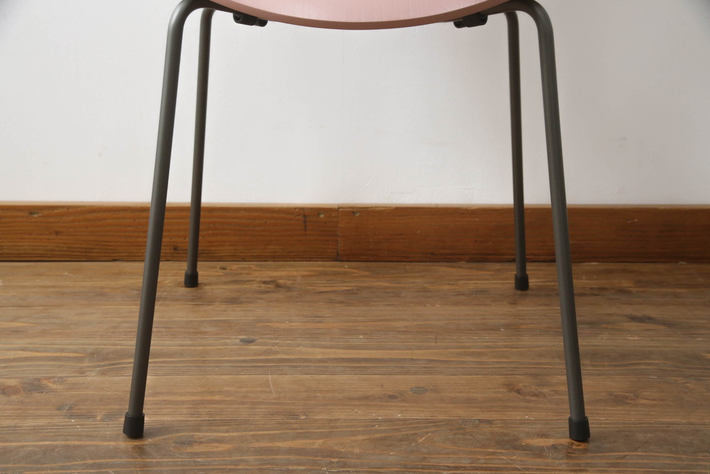中古　新品同様!!　FRITZ HANSEN(フリッツハンセン)　SERIES 7(セブンチェア)　fh-3107ca-635　カラードアッシュ　ワイルドローズ(WILD ROSE)　北欧モダンなお部屋におすすめ!シャープな脚がお洒落なダイニングチェア(板座チェア、椅子、イス)(定価約7万円)(R-066554)