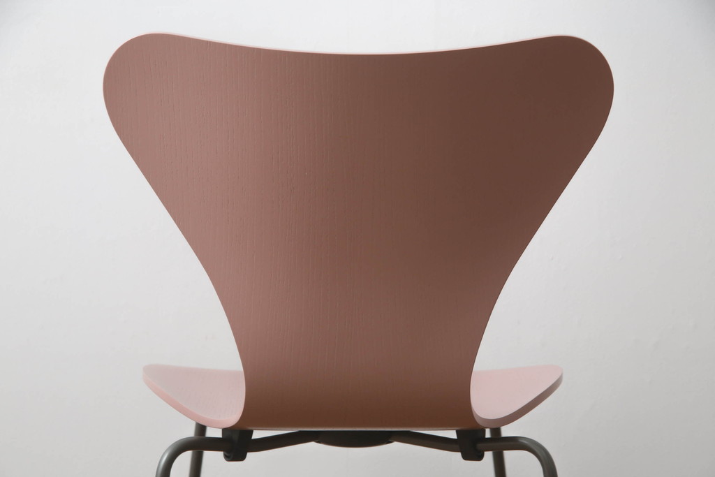 中古　新品同様!!　FRITZ HANSEN(フリッツハンセン)　SERIES 7(セブンチェア)　fh-3107ca-635　カラードアッシュ　ワイルドローズ(WILD ROSE)　北欧モダンなお部屋におすすめ!シャープな脚がお洒落なダイニングチェア(板座チェア、椅子、イス)(定価約7万円)(R-066554)