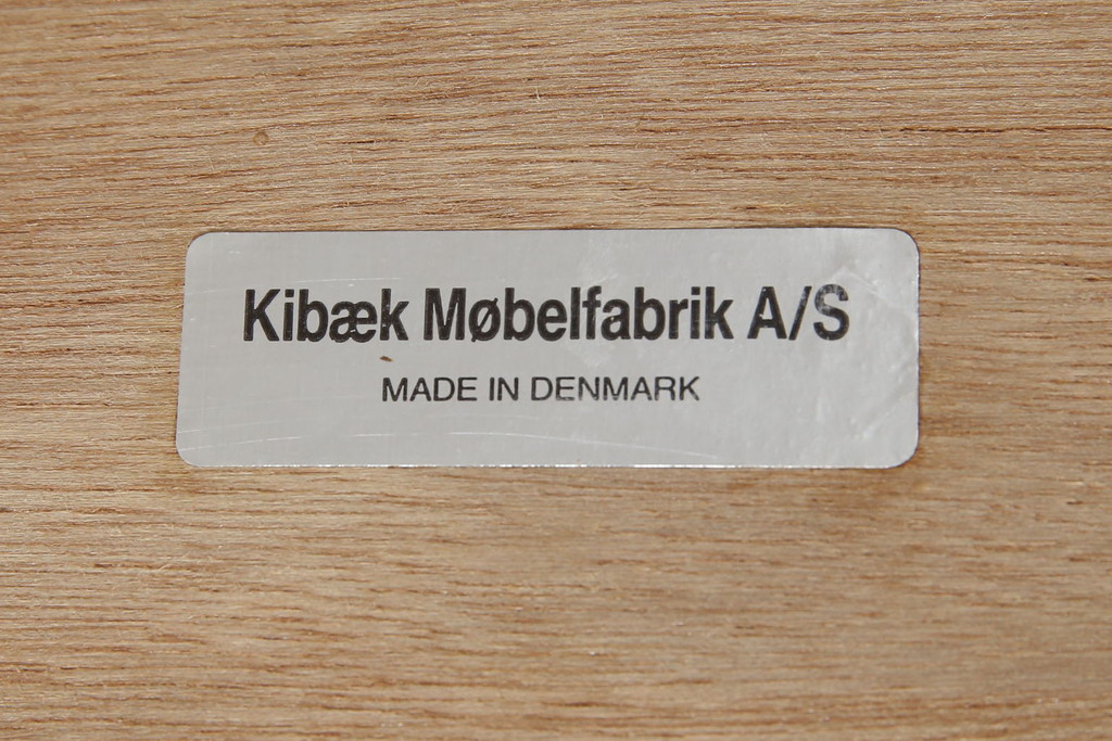 デンマークビンテージ　Kibaek Mobelfabrik(キバエク モーベルファブリック)　チーク材　両面使いできる天板がユニークなダイニングテーブル(2人掛け、4人掛け、コーヒーテーブル、カフェテーブル、ゲームテーブル、ヴィンテージ、北欧)(R-075500)