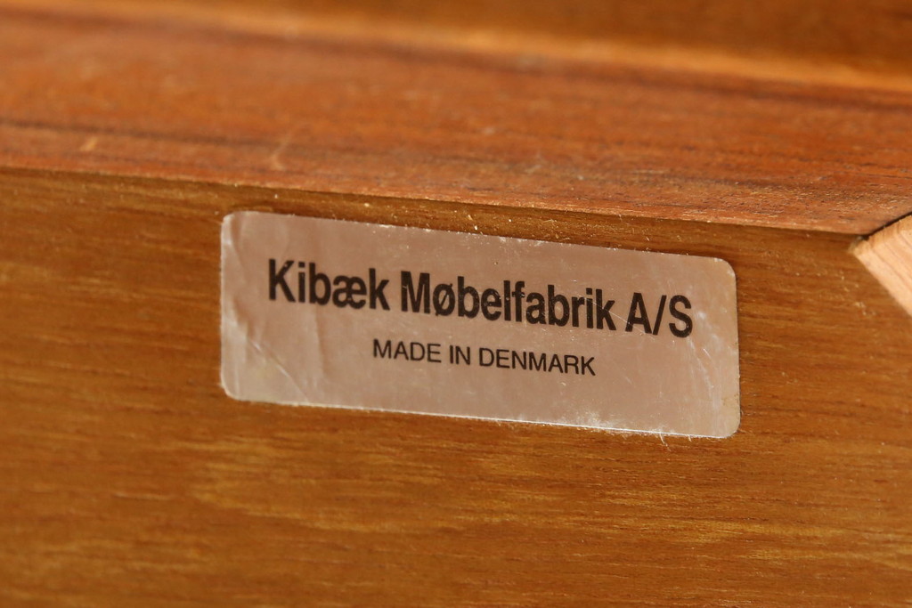 デンマークビンテージ　Kibaek Mobelfabrik(キバエク モーベルファブリック)　チーク材　両面使いできる天板がユニークなダイニングテーブル(2人掛け、4人掛け、コーヒーテーブル、カフェテーブル、ゲームテーブル、ヴィンテージ、北欧)(R-075500)