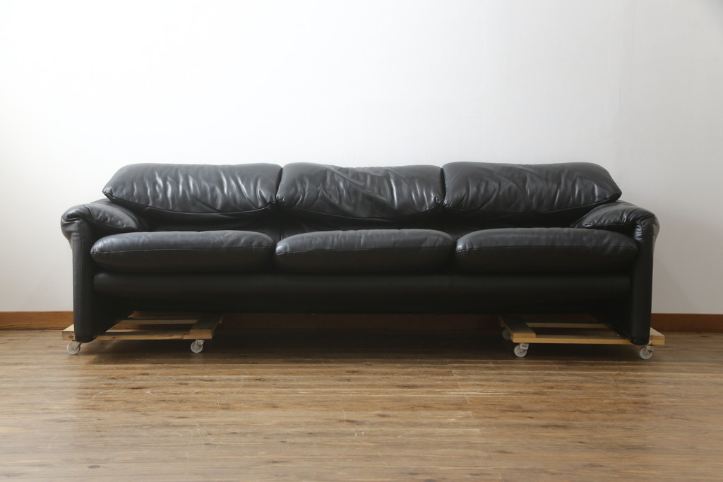 中古　美品　Cassina(カッシーナ)　MARALUNGA(マラルンガ) 675　本革　高級感ある佇まいが目を惹く3人掛けソファ(三人掛け、3P、アームソファ、レザー)(定価約200〜270万円)(R-078219)