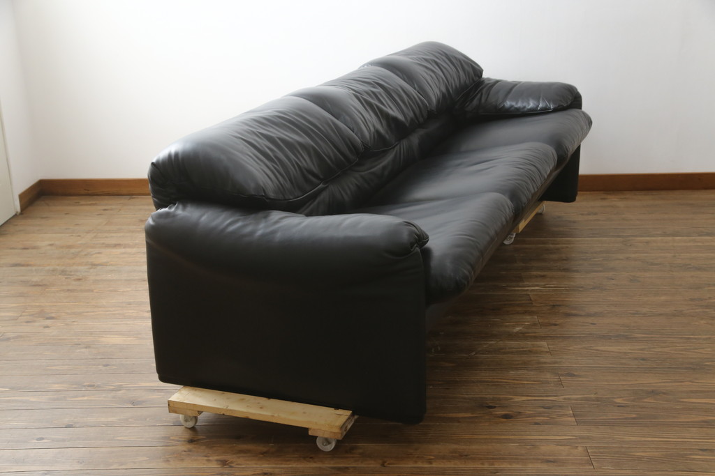 中古　美品　Cassina(カッシーナ)　MARALUNGA(マラルンガ) 675　本革　高級感ある佇まいが目を惹く3人掛けソファ(三人掛け、3P、アームソファ、レザー)(定価約200〜270万円)(R-078219)
