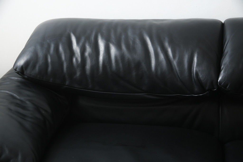 中古　美品　Cassina(カッシーナ)　MARALUNGA(マラルンガ) 675　本革　高級感ある佇まいが目を惹く3人掛けソファ(三人掛け、3P、アームソファ、レザー)(定価約200〜270万円)(R-078219)