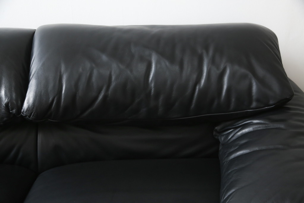 中古　美品　Cassina(カッシーナ)　MARALUNGA(マラルンガ) 675　本革　高級感ある佇まいが目を惹く3人掛けソファ(三人掛け、3P、アームソファ、レザー)(定価約200〜270万円)(R-078219)
