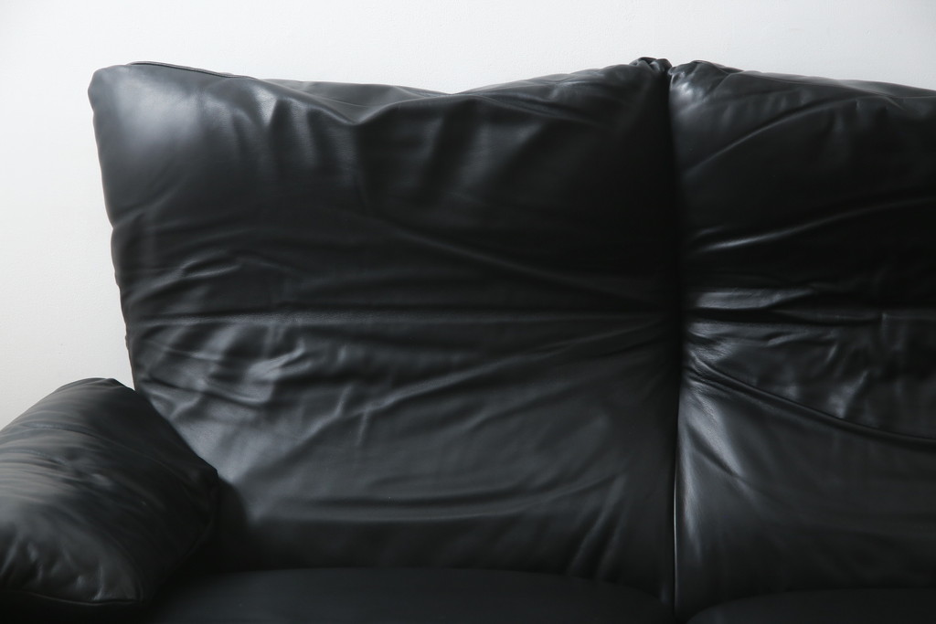 中古　美品　Cassina(カッシーナ)　MARALUNGA(マラルンガ) 675　本革　高級感ある佇まいが目を惹く3人掛けソファ(三人掛け、3P、アームソファ、レザー)(定価約200〜270万円)(R-078219)