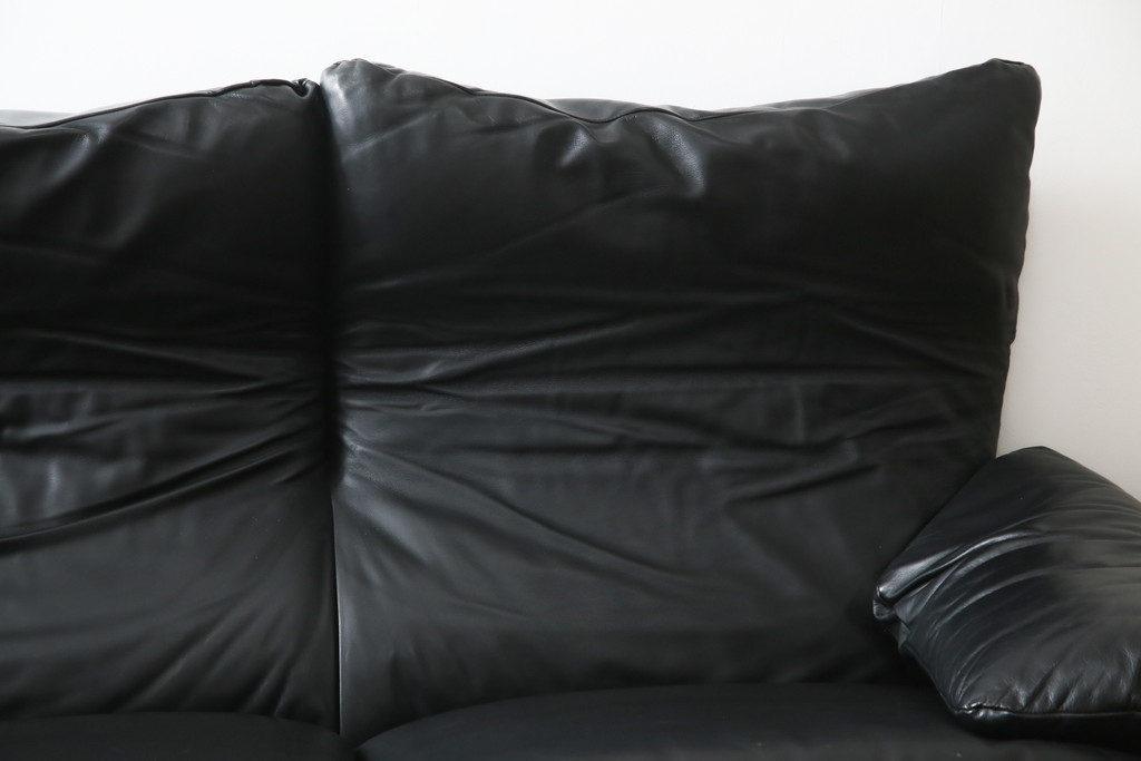 中古　美品　Cassina(カッシーナ)　MARALUNGA(マラルンガ) 675　本革　高級感ある佇まいが目を惹く3人掛けソファ(三人掛け、3P、アームソファ、レザー)(定価約200〜270万円)(R-078219)