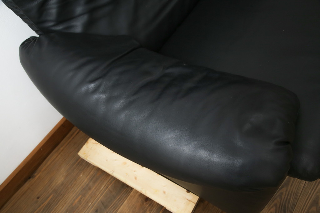 中古　美品　Cassina(カッシーナ)　MARALUNGA(マラルンガ) 675　本革　高級感ある佇まいが目を惹く3人掛けソファ(三人掛け、3P、アームソファ、レザー)(定価約200〜270万円)(R-078219)