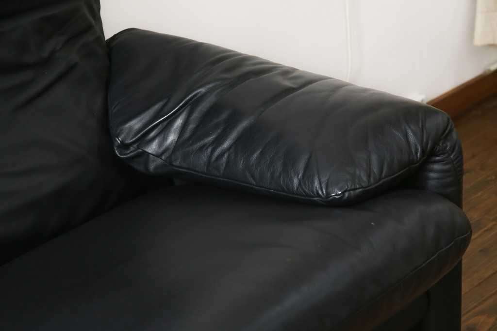 中古　美品　Cassina(カッシーナ)　MARALUNGA(マラルンガ) 675　本革　高級感ある佇まいが目を惹く3人掛けソファ(三人掛け、3P、アームソファ、レザー)(定価約200〜270万円)(R-078219)