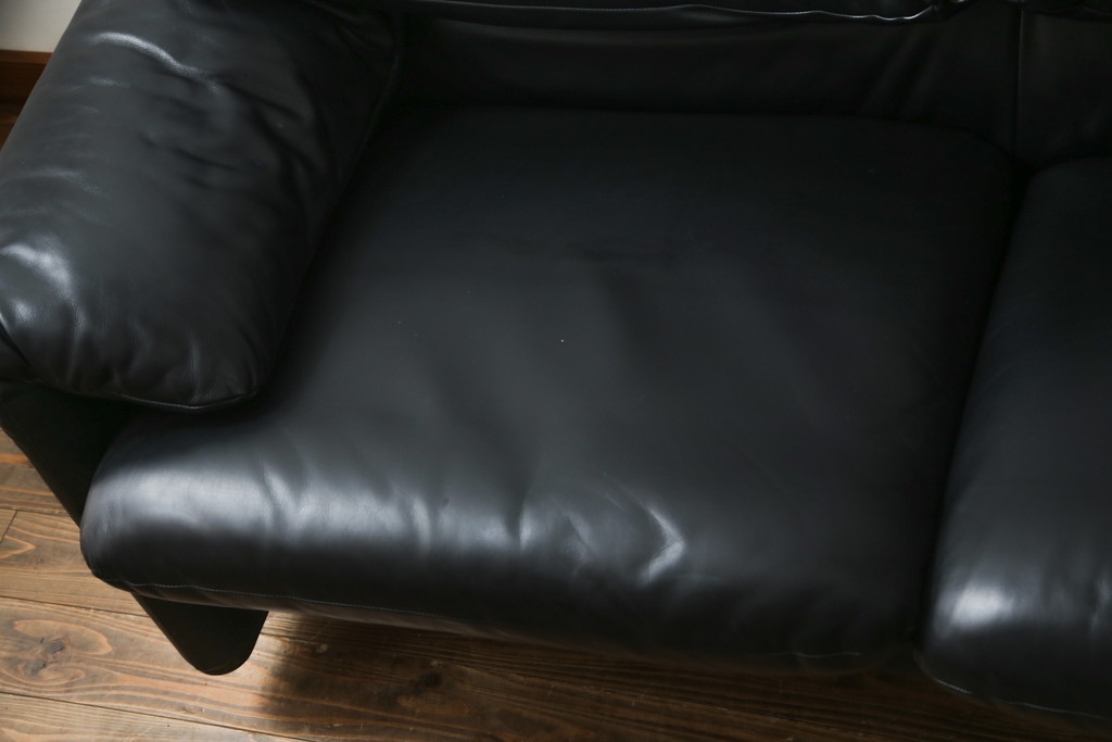 中古　美品　Cassina(カッシーナ)　MARALUNGA(マラルンガ) 675　本革　高級感ある佇まいが目を惹く3人掛けソファ(三人掛け、3P、アームソファ、レザー)(定価約200〜270万円)(R-078219)