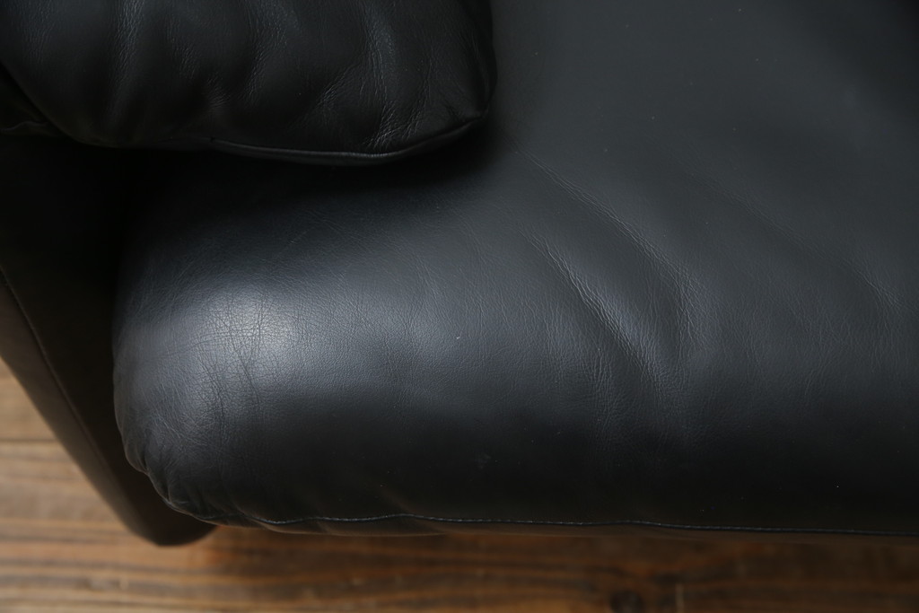 中古　美品　Cassina(カッシーナ)　MARALUNGA(マラルンガ) 675　本革　高級感ある佇まいが目を惹く3人掛けソファ(三人掛け、3P、アームソファ、レザー)(定価約200〜270万円)(R-078219)