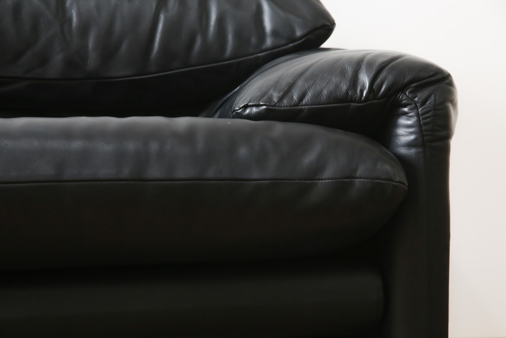 中古　美品　Cassina(カッシーナ)　MARALUNGA(マラルンガ) 675　本革　高級感ある佇まいが目を惹く3人掛けソファ(三人掛け、3P、アームソファ、レザー)(定価約200〜270万円)(R-078219)