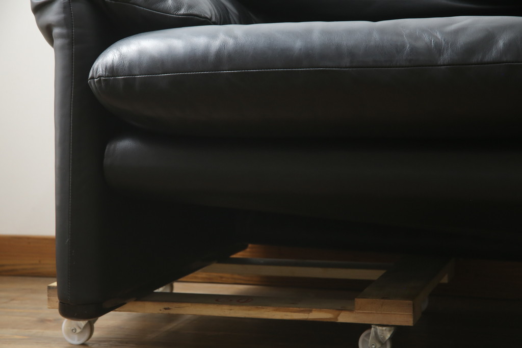 中古　美品　Cassina(カッシーナ)　MARALUNGA(マラルンガ) 675　本革　高級感ある佇まいが目を惹く3人掛けソファ(三人掛け、3P、アームソファ、レザー)(定価約200〜270万円)(R-078219)