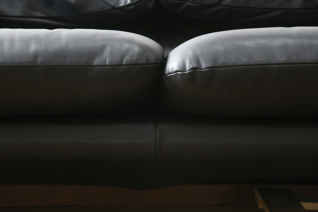 中古　美品　Cassina(カッシーナ)　MARALUNGA(マラルンガ) 675　本革　高級感ある佇まいが目を惹く3人掛けソファ(三人掛け、3P、アームソファ、レザー)(定価約200〜270万円)(R-078219)