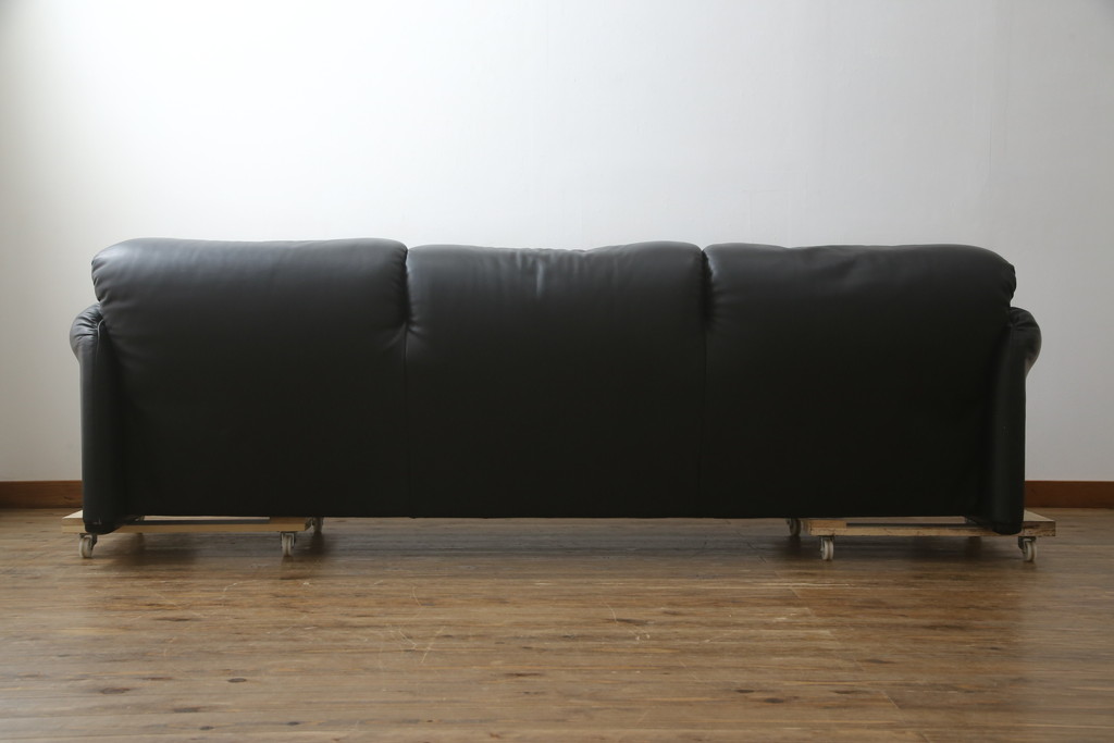 中古　美品　Cassina(カッシーナ)　MARALUNGA(マラルンガ) 675　本革　高級感ある佇まいが目を惹く3人掛けソファ(三人掛け、3P、アームソファ、レザー)(定価約200〜270万円)(R-078219)