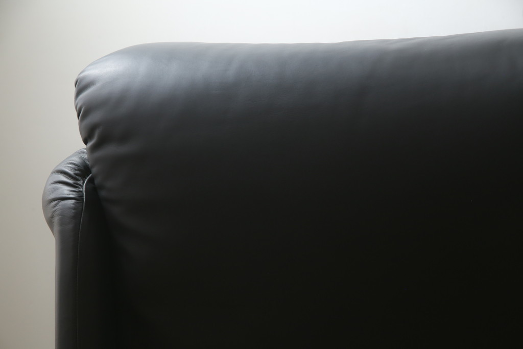 中古　美品　Cassina(カッシーナ)　MARALUNGA(マラルンガ) 675　本革　高級感ある佇まいが目を惹く3人掛けソファ(三人掛け、3P、アームソファ、レザー)(定価約200〜270万円)(R-078219)