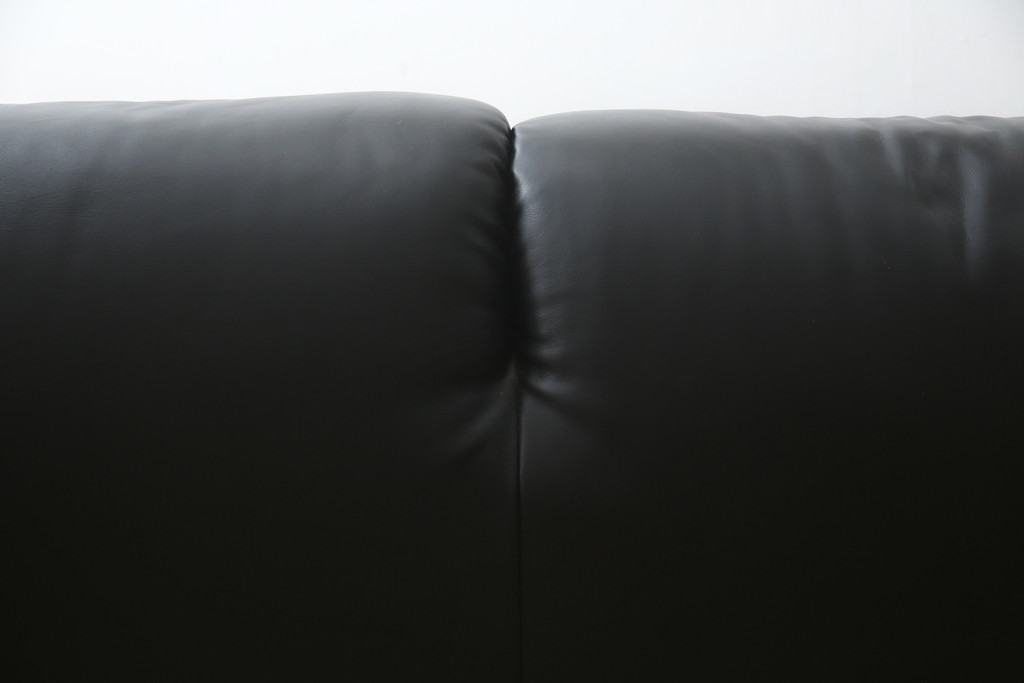 中古　美品　Cassina(カッシーナ)　MARALUNGA(マラルンガ) 675　本革　高級感ある佇まいが目を惹く3人掛けソファ(三人掛け、3P、アームソファ、レザー)(定価約200〜270万円)(R-078219)