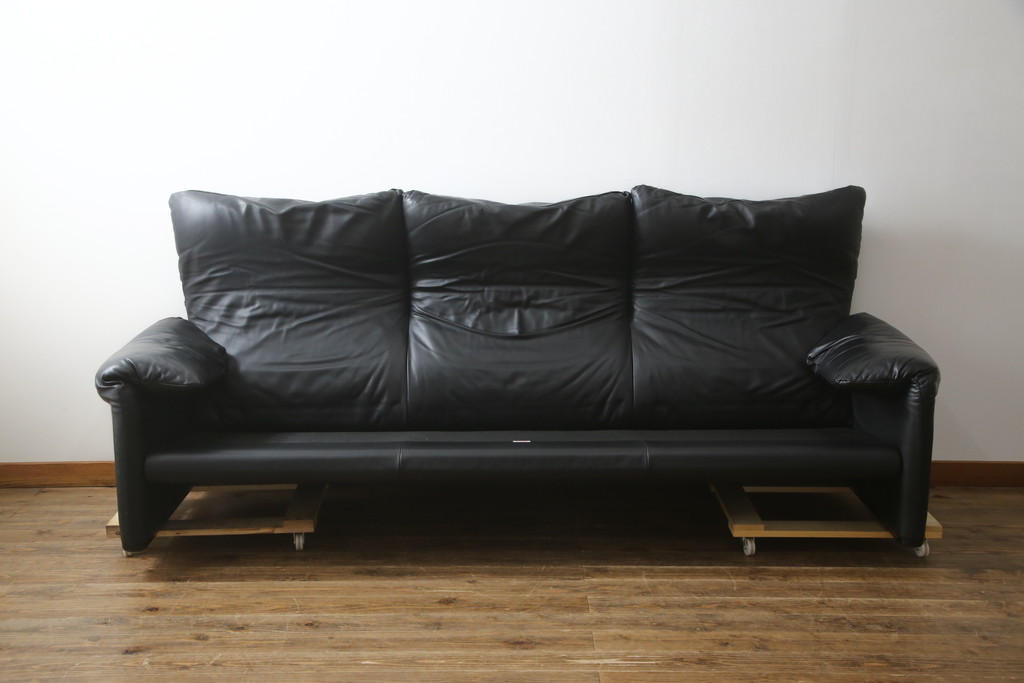 中古　美品　Cassina(カッシーナ)　MARALUNGA(マラルンガ) 675　本革　高級感ある佇まいが目を惹く3人掛けソファ(三人掛け、3P、アームソファ、レザー)(定価約200〜270万円)(R-078219)