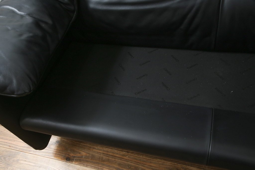 中古　美品　Cassina(カッシーナ)　MARALUNGA(マラルンガ) 675　本革　高級感ある佇まいが目を惹く3人掛けソファ(三人掛け、3P、アームソファ、レザー)(定価約200〜270万円)(R-078219)