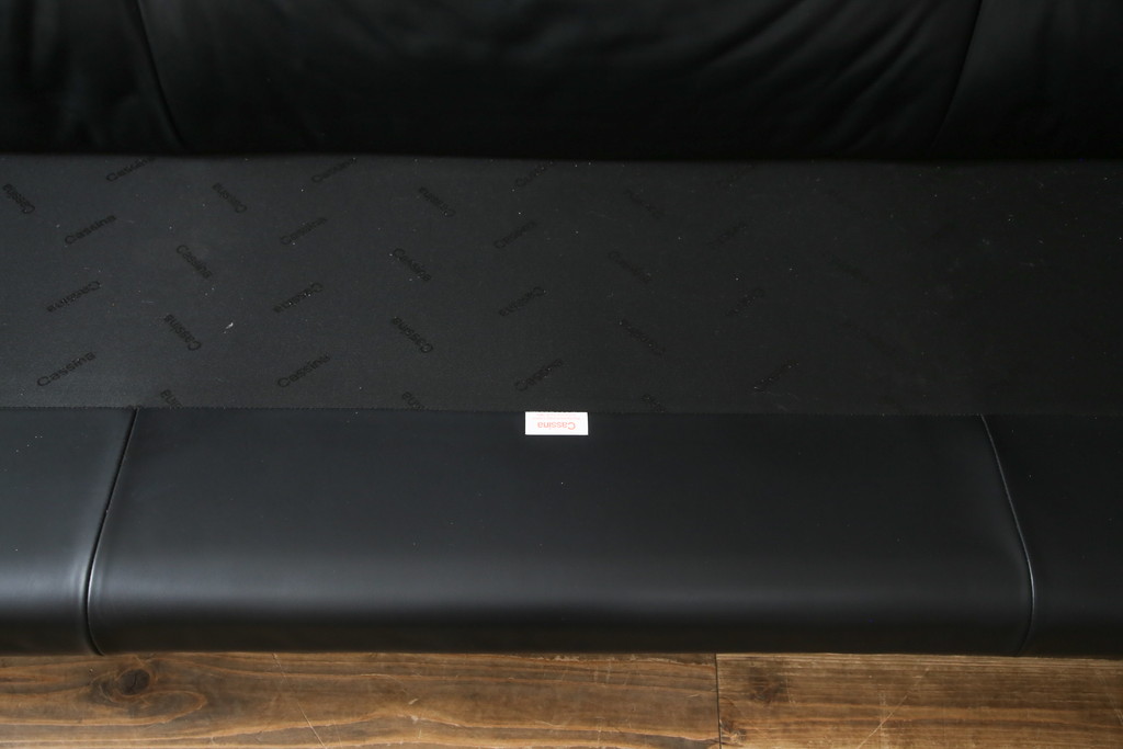 中古　美品　Cassina(カッシーナ)　MARALUNGA(マラルンガ) 675　本革　高級感ある佇まいが目を惹く3人掛けソファ(三人掛け、3P、アームソファ、レザー)(定価約200〜270万円)(R-078219)