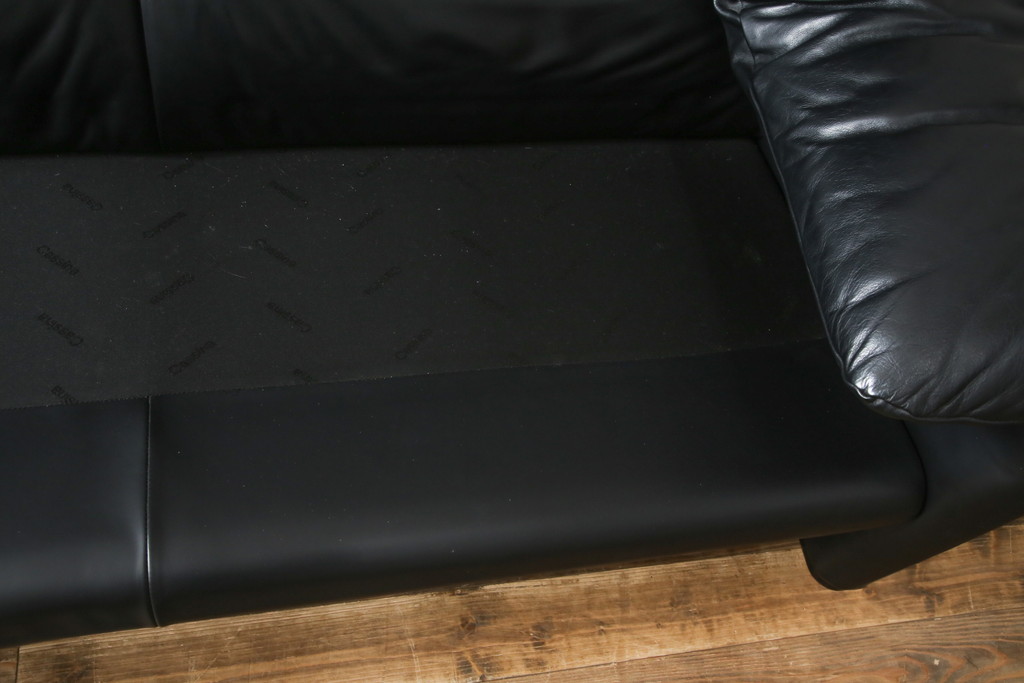 中古　美品　Cassina(カッシーナ)　MARALUNGA(マラルンガ) 675　本革　高級感ある佇まいが目を惹く3人掛けソファ(三人掛け、3P、アームソファ、レザー)(定価約200〜270万円)(R-078219)