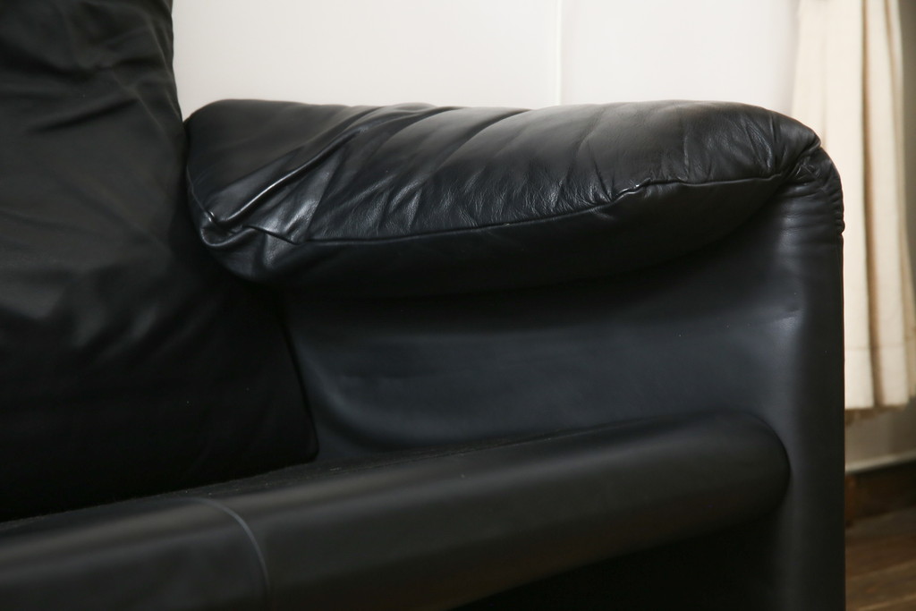 中古　美品　Cassina(カッシーナ)　MARALUNGA(マラルンガ) 675　本革　高級感ある佇まいが目を惹く3人掛けソファ(三人掛け、3P、アームソファ、レザー)(定価約200〜270万円)(R-078219)