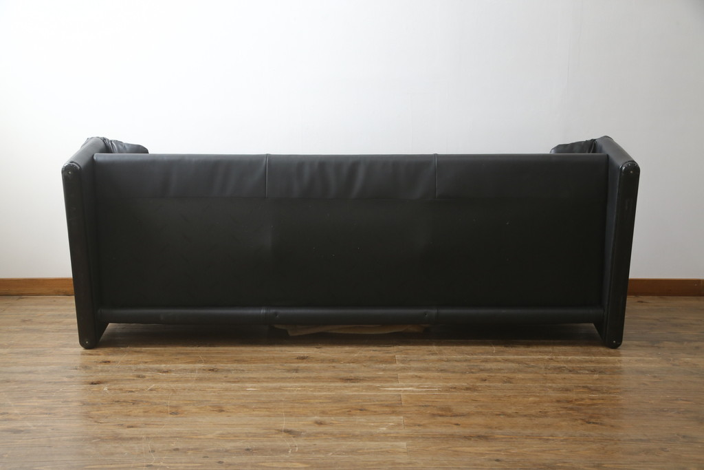 中古　美品　Cassina(カッシーナ)　MARALUNGA(マラルンガ) 675　本革　高級感ある佇まいが目を惹く3人掛けソファ(三人掛け、3P、アームソファ、レザー)(定価約200〜270万円)(R-078219)