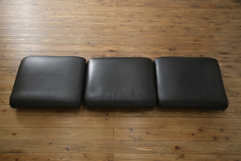 中古　美品　Cassina(カッシーナ)　MARALUNGA(マラルンガ) 675　本革　高級感ある佇まいが目を惹く3人掛けソファ(三人掛け、3P、アームソファ、レザー)(定価約200〜270万円)(R-078219)