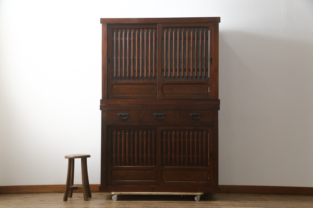 中古　美品　ニレ材　和の空間に取り入れたいシックな二段重ね水屋箪笥(キャビネット、食器棚、戸棚、収納棚、茶箪笥、重ね戸棚)(R-078222)