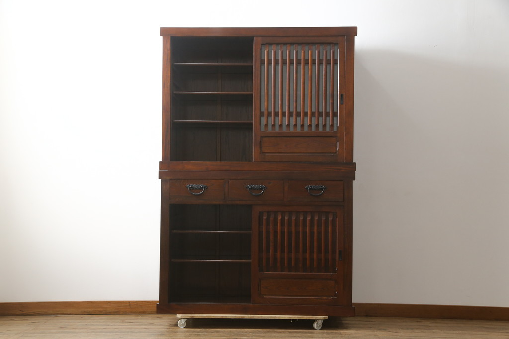 中古　美品　ニレ材　和の空間に取り入れたいシックな二段重ね水屋箪笥(キャビネット、食器棚、戸棚、収納棚、茶箪笥、重ね戸棚)(R-078222)