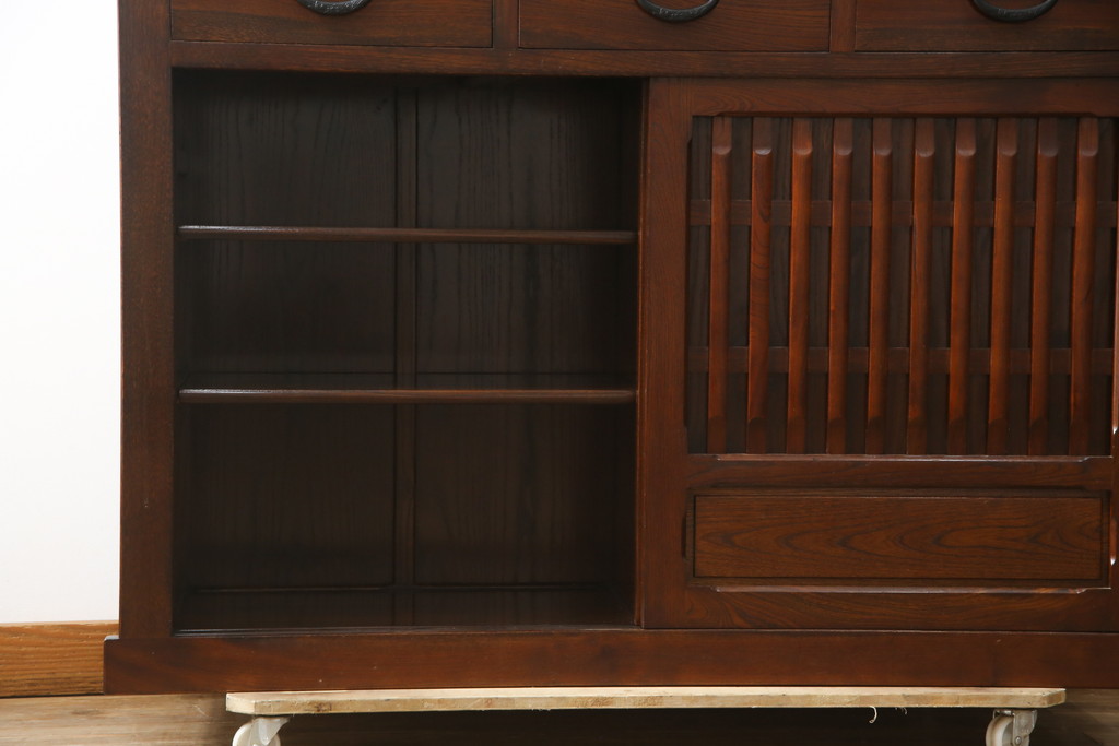 中古　美品　ニレ材　和の空間に取り入れたいシックな二段重ね水屋箪笥(キャビネット、食器棚、戸棚、収納棚、茶箪笥、重ね戸棚)(R-078222)