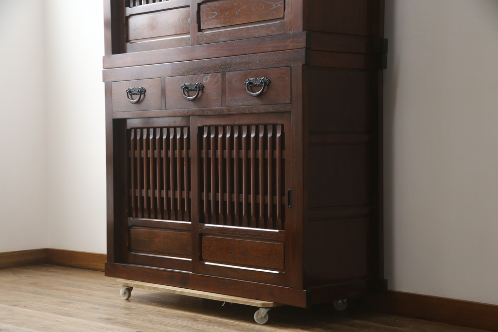 中古　美品　ニレ材　和の空間に取り入れたいシックな二段重ね水屋箪笥(キャビネット、食器棚、戸棚、収納棚、茶箪笥、重ね戸棚)(R-078222)