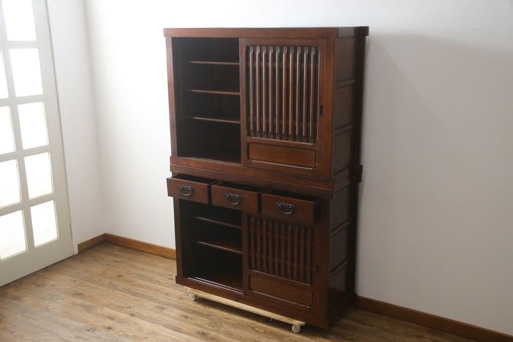 中古　美品　ニレ材　和の空間に取り入れたいシックな二段重ね水屋箪笥(キャビネット、食器棚、戸棚、収納棚、茶箪笥、重ね戸棚)(R-078222)