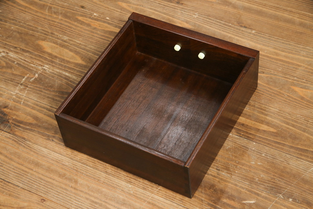 中古　美品　ニレ材　和の空間に取り入れたいシックな二段重ね水屋箪笥(キャビネット、食器棚、戸棚、収納棚、茶箪笥、重ね戸棚)(R-078222)