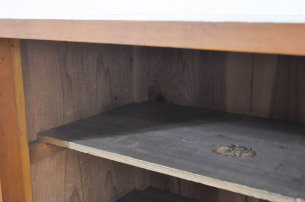 和製アンティーク　シンプルなデザインが取り入れやすい収納棚(サイドキャビネット、サイドボード、戸棚、食器棚)(R-068668)