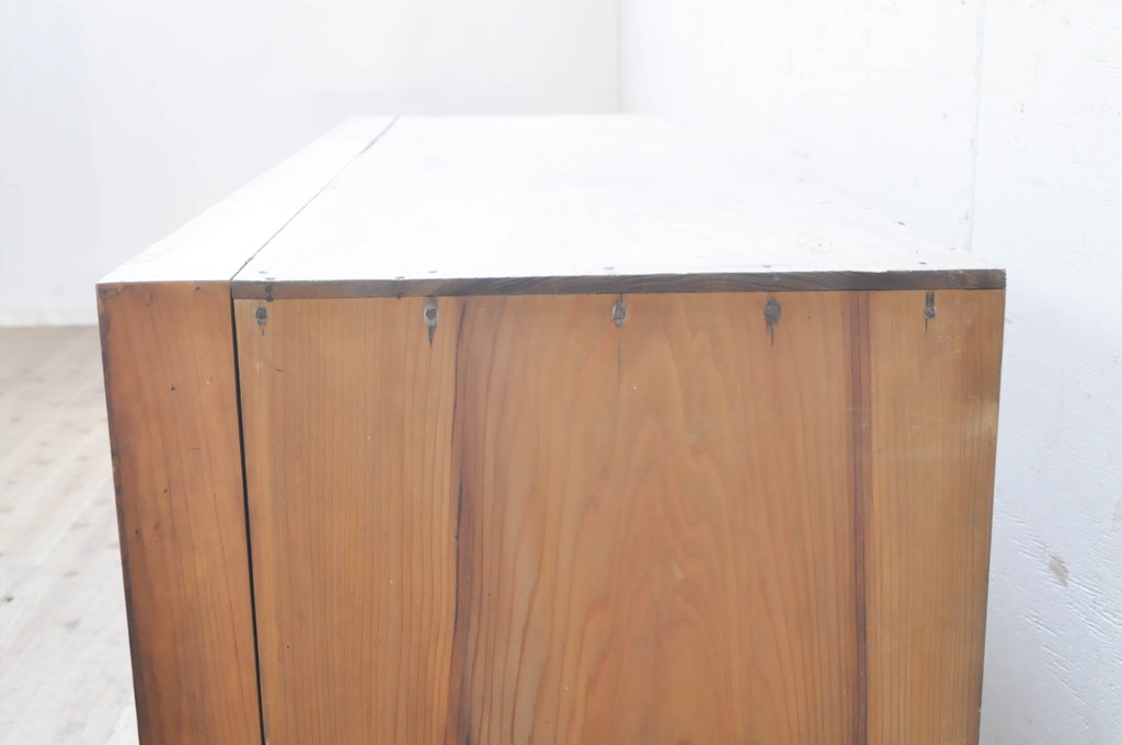 和製アンティーク　シンプルなデザインが取り入れやすい収納棚(サイドキャビネット、サイドボード、戸棚、食器棚)(R-068668)