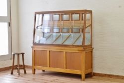 アンティーク家具　古い駄菓子屋の小窓付きアンティークガラスケース