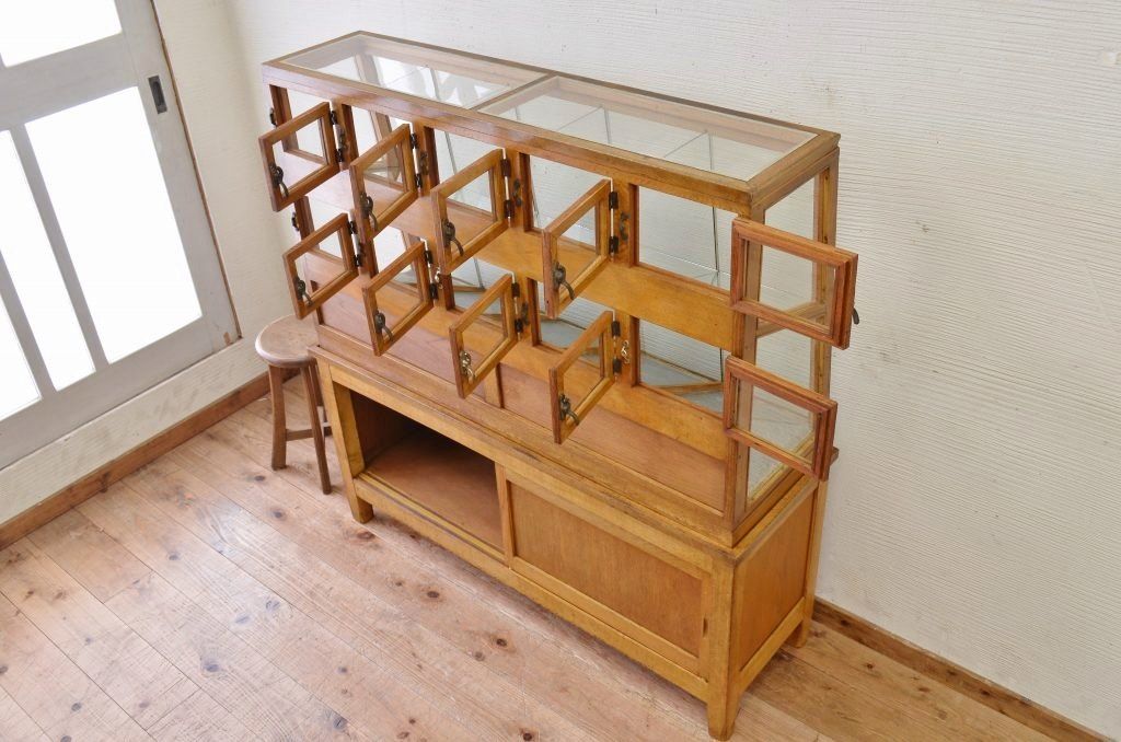 アンティーク家具　古い駄菓子屋の小窓付きアンティークガラスケース
