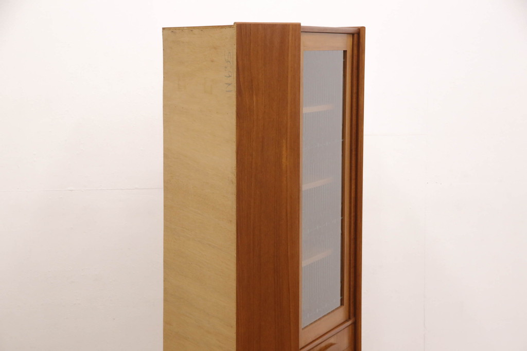 デンマークビンテージ　チーク材　ガラスの模様が個性的でかわいらしいコーナーキャビネット(飾り棚、戸棚、収納棚、ヴィンテージ、北欧)(R-054618)