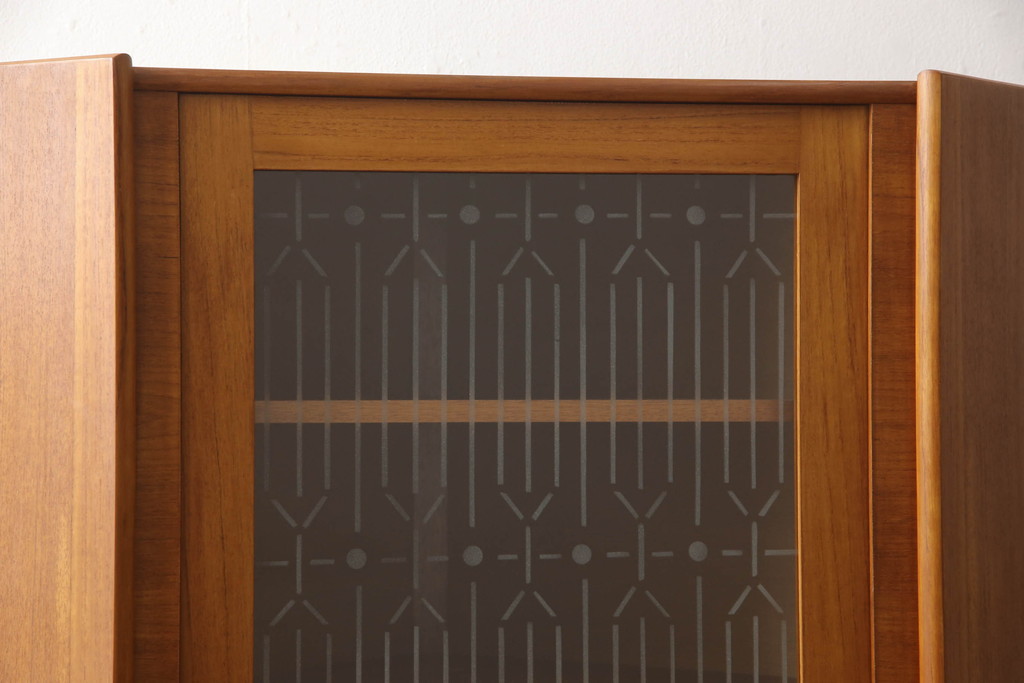 デンマークビンテージ　チーク材　ガラスの模様が個性的でかわいらしいコーナーキャビネット(飾り棚、戸棚、収納棚、ヴィンテージ、北欧)(R-054618)