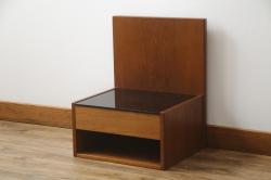 デンマークビンテージ　GETAMA(ゲタマ)　Hans J Wegner(ハンス・J・ウェグナー)　チーク材　ブラックカラーの天板ガラスが高級感を醸し出すベッドサイドテーブル(ナイトテーブル、エンドテーブル、北欧、ヴィンテージ)(R-077015)