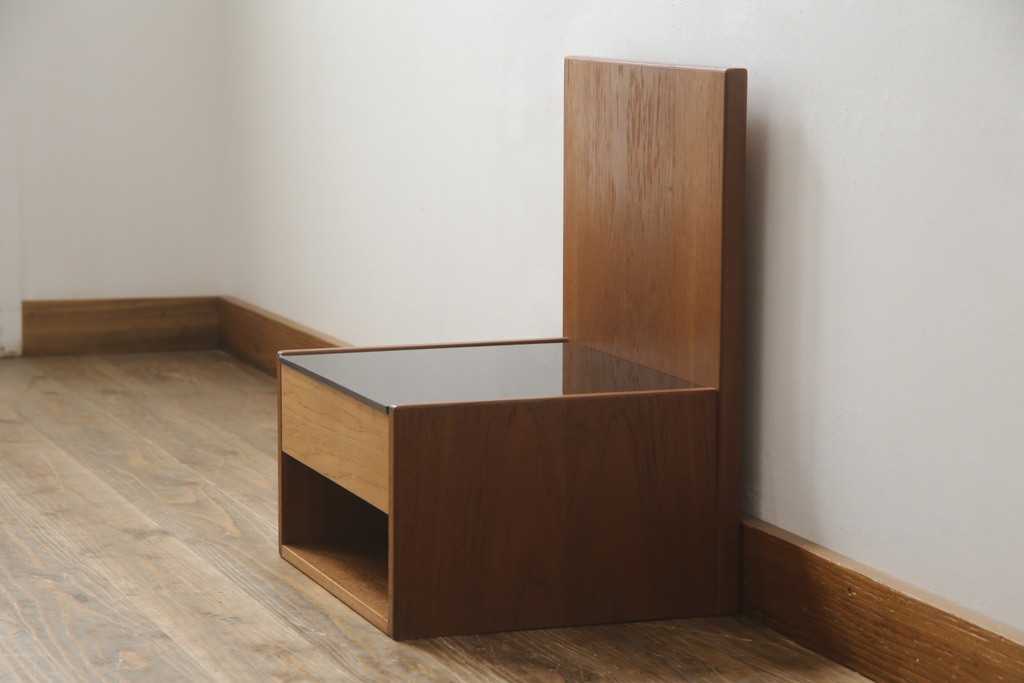 デンマークビンテージ　GETAMA(ゲタマ)　Hans J Wegner(ハンス・J・ウェグナー)　チーク材　ブラックカラーの天板ガラスが高級感を醸し出すベッドサイドテーブル(ナイトテーブル、エンドテーブル、北欧、ヴィンテージ)(R-077015)