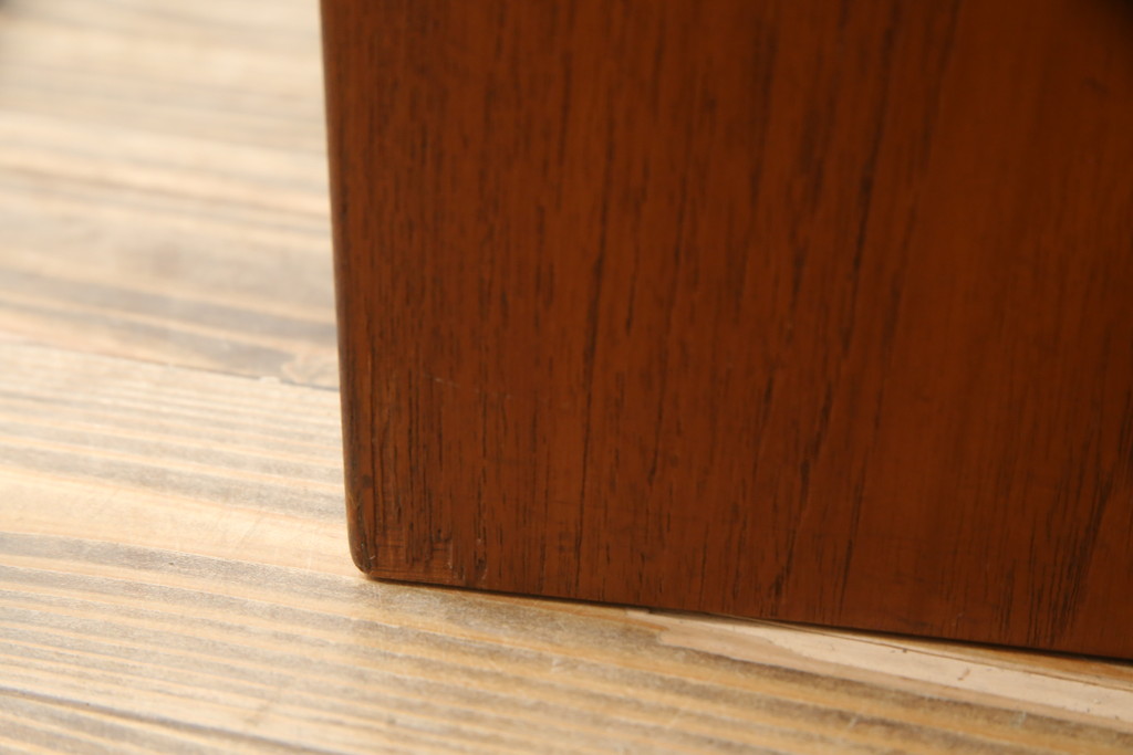 デンマークビンテージ　GETAMA(ゲタマ)　Hans J Wegner(ハンス・J・ウェグナー)　チーク材　ブラックカラーの天板ガラスが高級感を醸し出すベッドサイドテーブル(ナイトテーブル、エンドテーブル、北欧、ヴィンテージ)(R-077015)